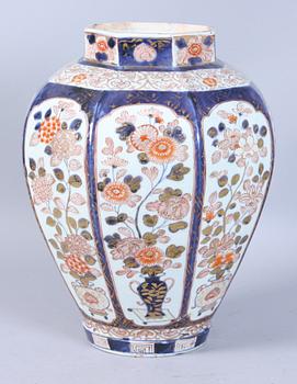 URNA, porslin, Japan, 1800-talets slut.