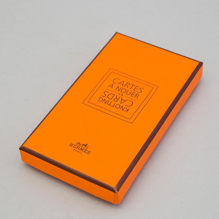 KNOTTING CARDS, "Cartes À Nouer", Hermès. Kort i originaletui med 21 olika sätt att knyta Hermès-scarfar på.
