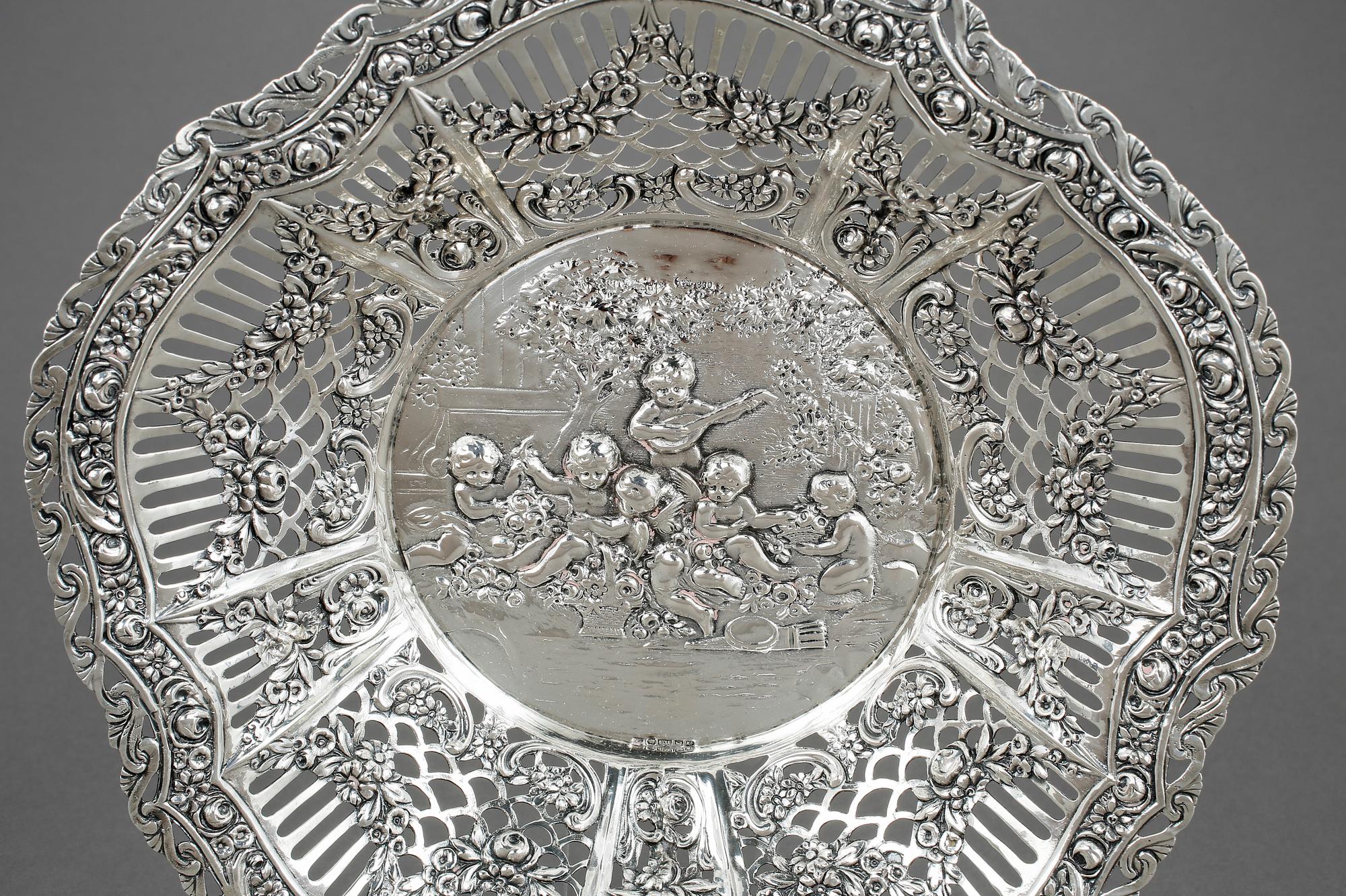 SKÅL, silver, importstämplar samt Oskar Lindroos, Helsingfors, 1931. Vikt ca 304g.