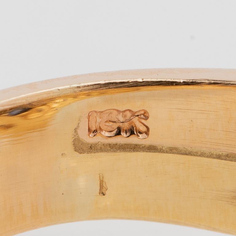 Ring in 18K gold set with pear-shaped sapphires and round brilliant and single-cut diamonds.