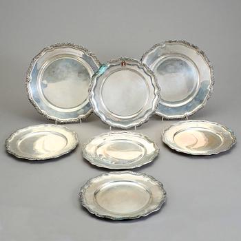 FAT 2 st SAMT 5 TALLRIKAR, silver, bla CG Hallberg, 1902-12. Vikt ca 2500 gram.