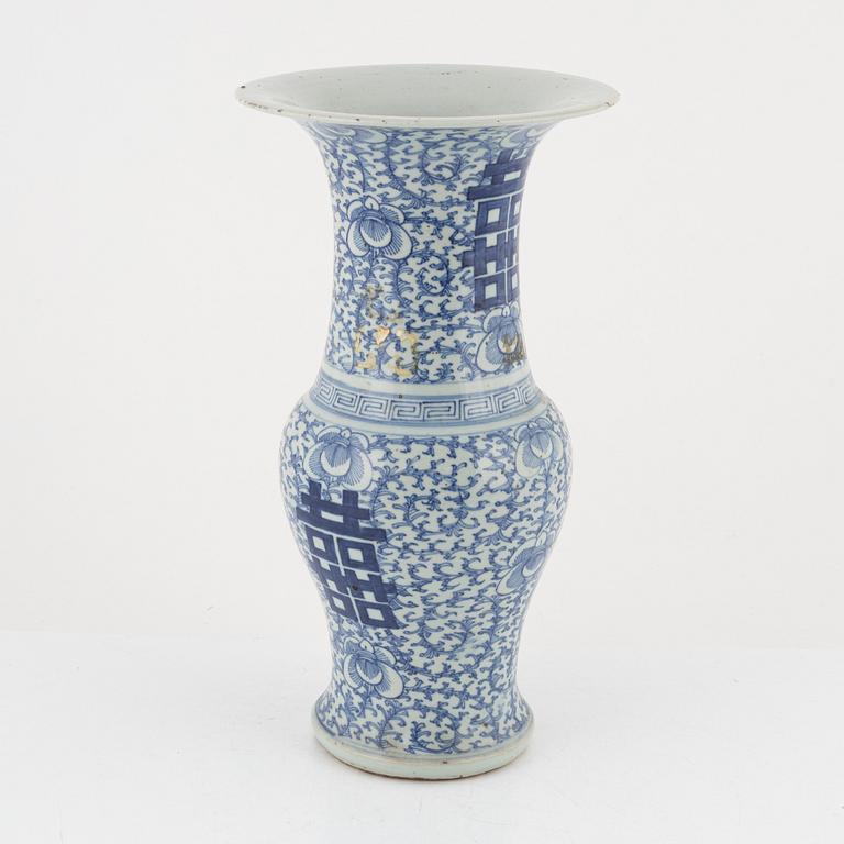 A porcelain vase, China, late 19th Century.