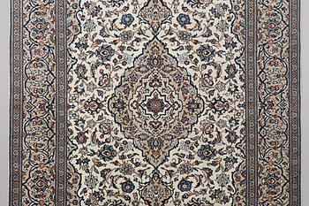 A carpet, Kashan, ca 290 x 193 cm.