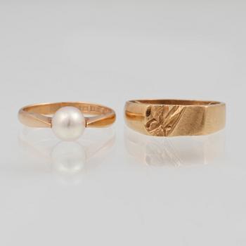 RINGAR, 2 st, 18K guld med odlad pärla, kattfotstämplade. Total vikt 6,2 gram.