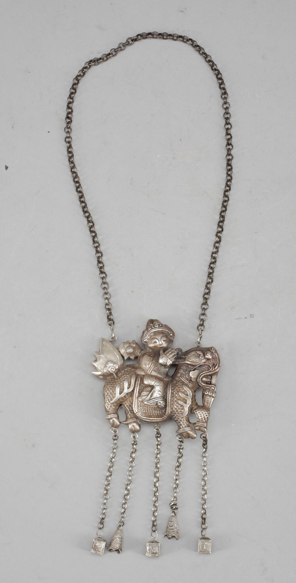 HALSBAND, silver, Kina, 1900-tal. Vikt ca 100 g.