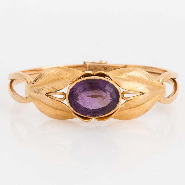 An 18K gold and amethyst bracelet.