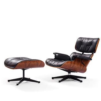 131. Charles & Ray Eames, "Lounge chair", fåtölj och ottoman, Vitra, 1960-70-tal.