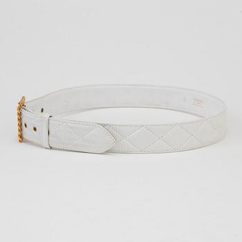 A Chanel white quilted leather belt.