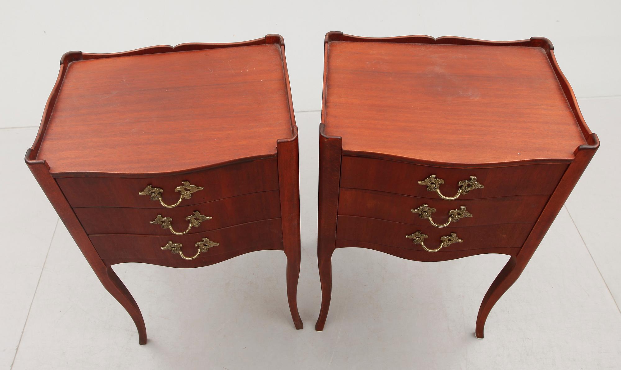 SÄNGBORD, 1 par, rokokostil, 1900-talets andra hälft.