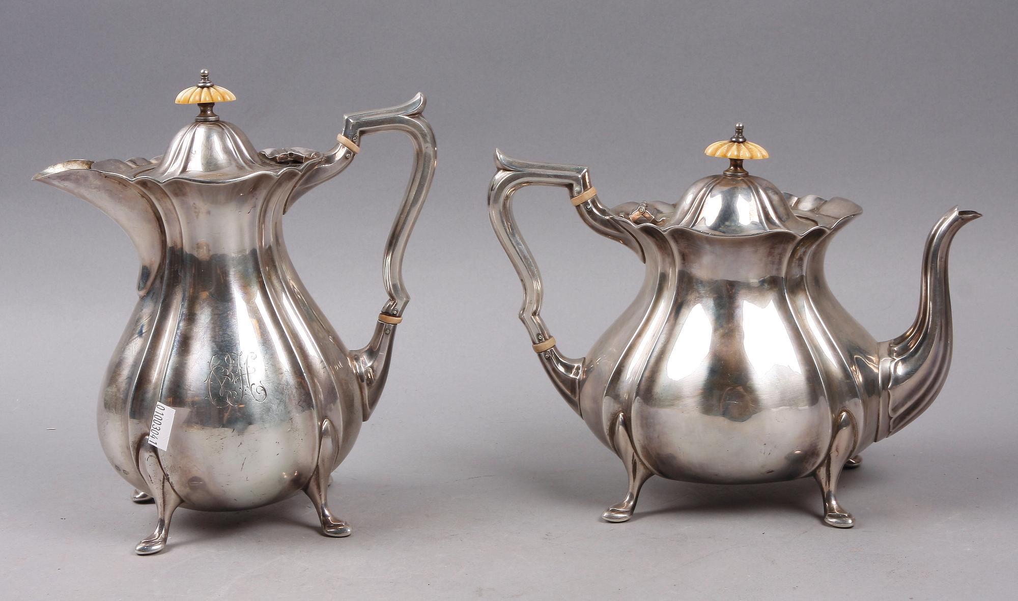 KAFFE OCH TEKANNA, silver. Nyrokokostil, Birmingham, England 1916. Tot ca 1265 g.