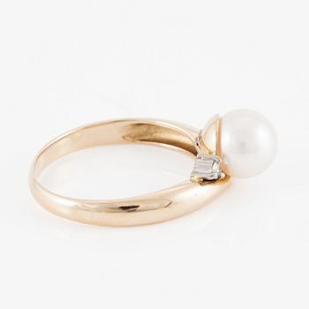 Ring in 14K gold with an Akoya pearl and brilliant-cut diamonds.