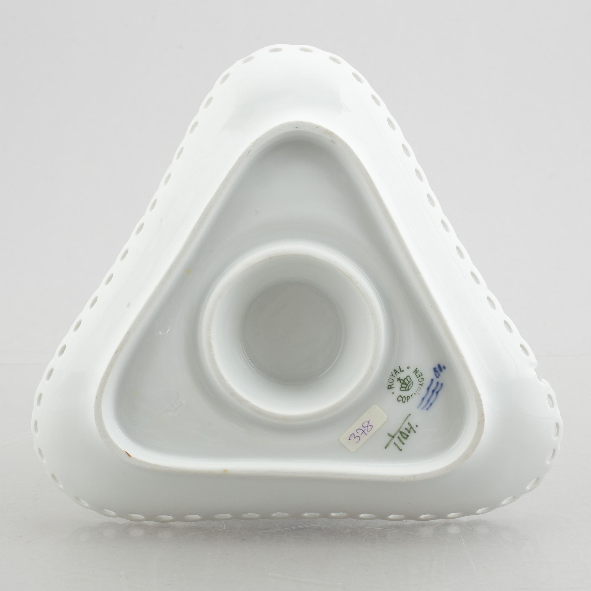 Two dishes and a sauce bowl, porcelain, "Blue fluted" / "Musselmalet", Royal Copenhagen, part 19th century.