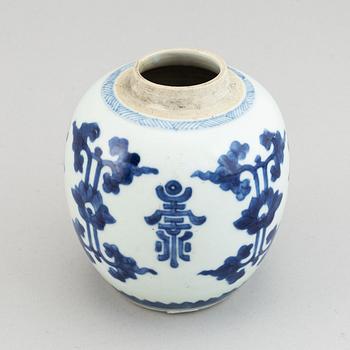 A blue and white jar, Qing dynasty, Kangxi (1662-1722).