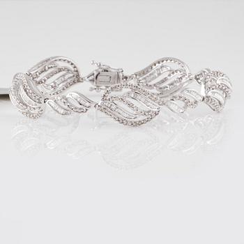 ARMBAND, 18K vitguld med baguette och briljantslipade diamanter ca 2.70 ct. Vikt 13,6 gram.