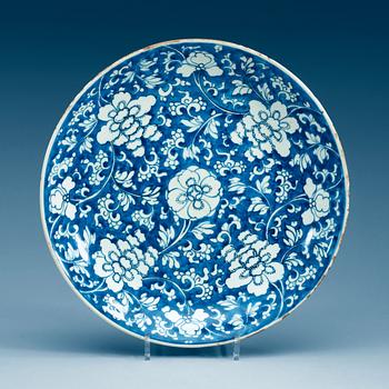 A blue and white dish, Qing Dynasty, Kangxi (1622-1722).