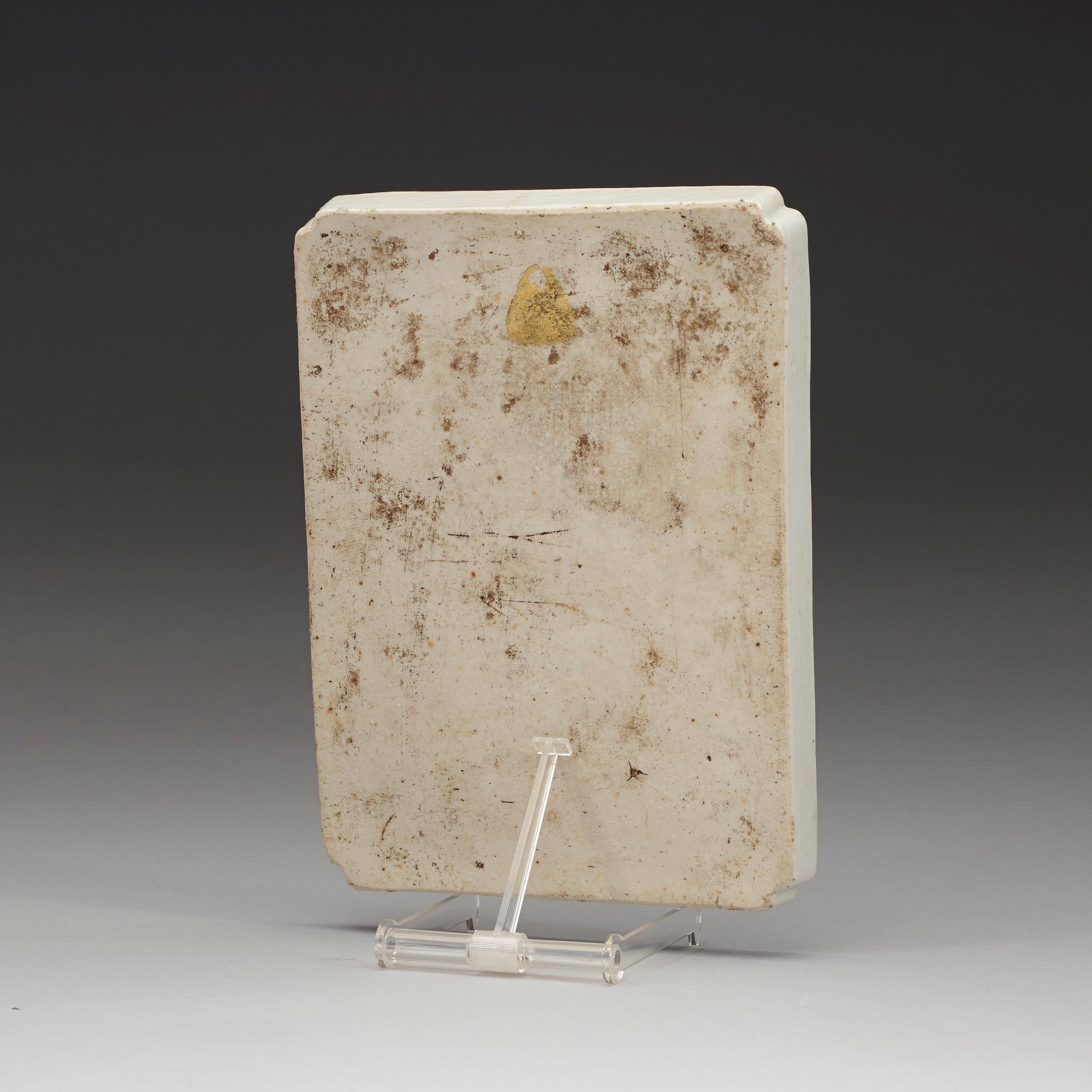 BRICKA, porslin. Sen Qing dynasti (1644-1912).