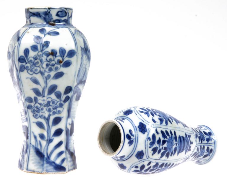 VASER, 2 st, porslin, Kina, Kangxi 1662-1722.