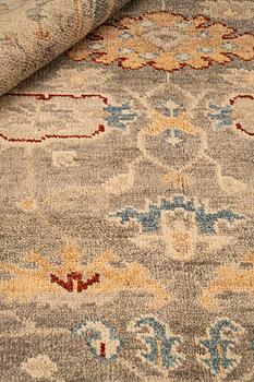 Carpet, Mamluk Design, ca 308 x 235 cm.