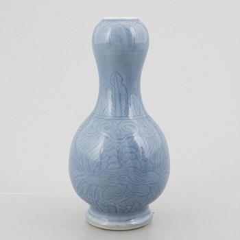 Three Chinese vases, porcelain / stoneware, 20th century.