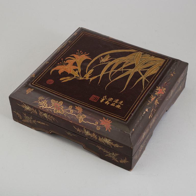 A blue and white cabaret in a lacquer box, Qing dynasty, 19th Century.