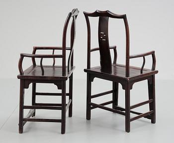KARMSTOLAR, ett par, Ming-stil. 1800/1900-tal, Kina.