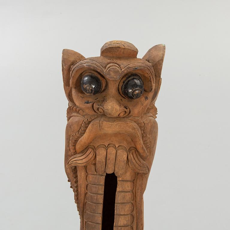 An Indonesian carved wooden gong skultpure, 19th/20th Century.