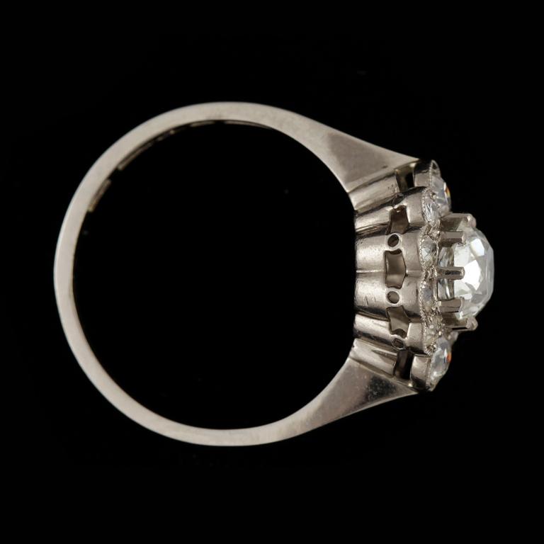 RING, 18k vitguld med en antikslipad diamant ca0,60ct samt gammalslipade diamanter tot ca0,30ct,  Vikt 2,8g.