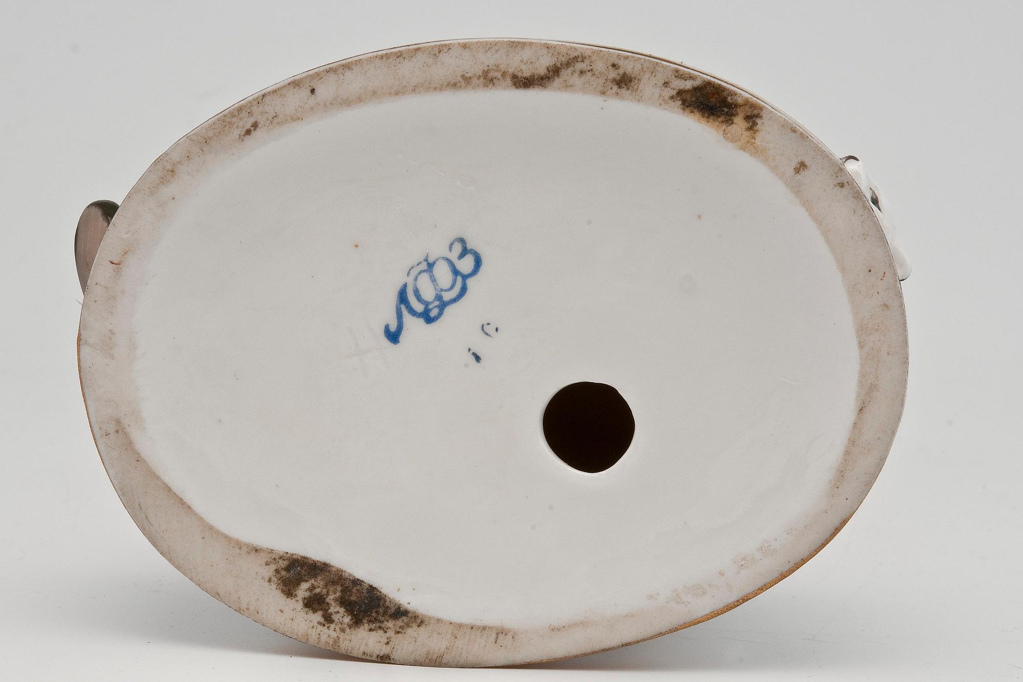 FIGURIN, porslin, "Kocken och Katten", Lomonosovs porslinsfabrik, Ryssland, 1900-tal.