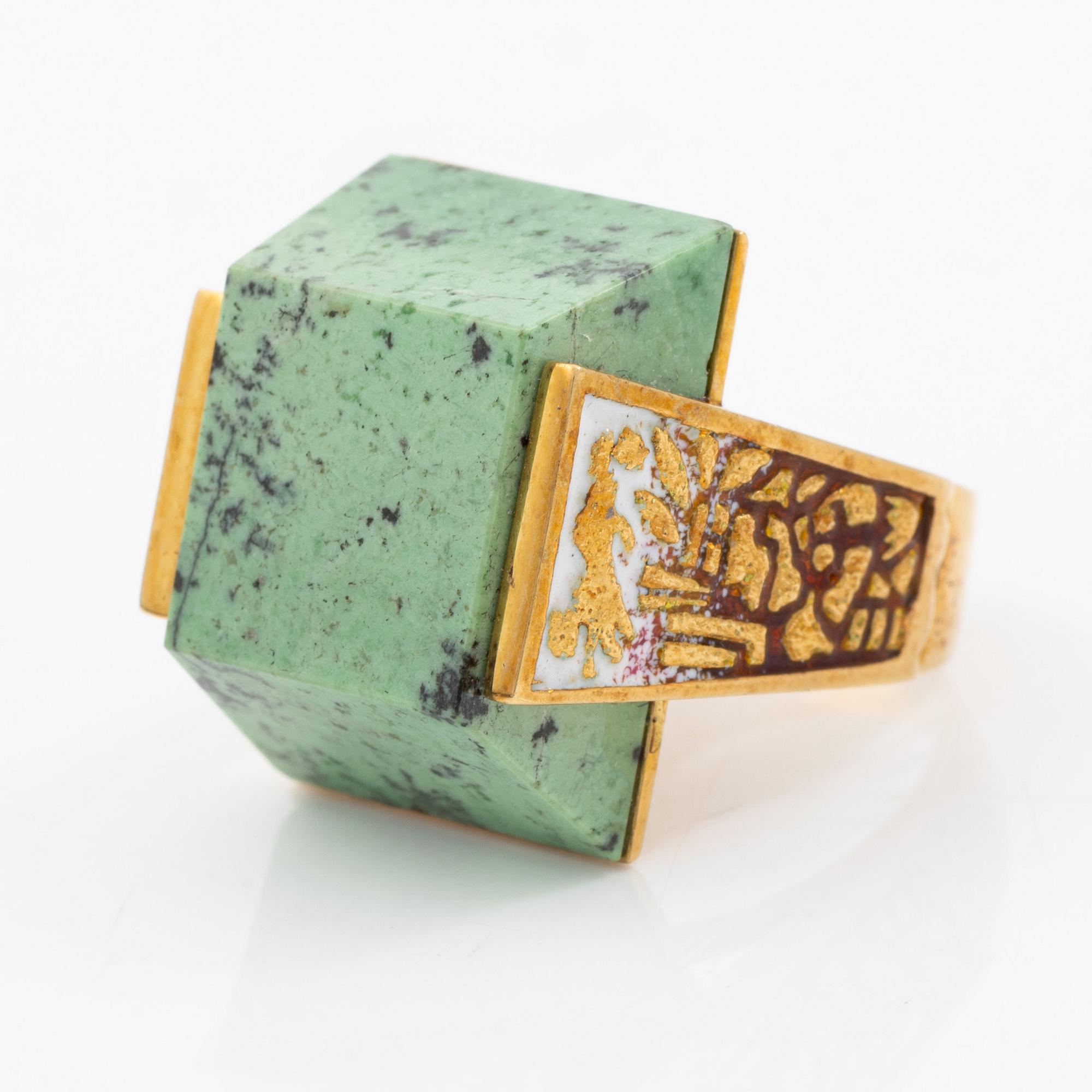 Ring 18K gold green stone possibly grossular garnet.