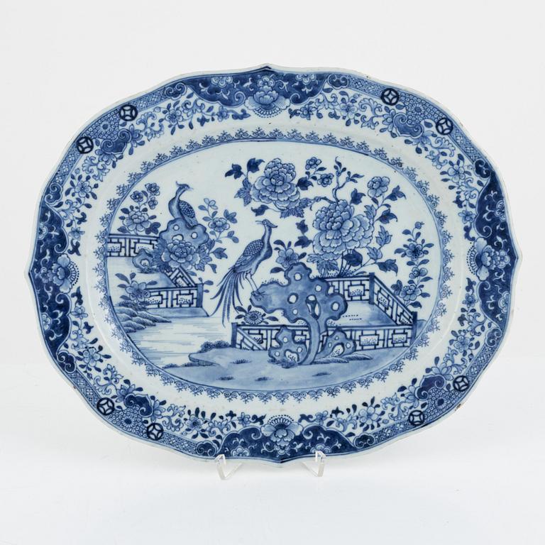 A Chinese export porcelain serving dish, Qing dynasty, Qianlong (1736-95).