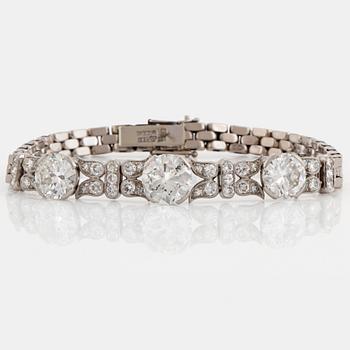 1137. An 18K white gold bracelet set with old-cut diamonds with a total weight of ca 7.50 cts.