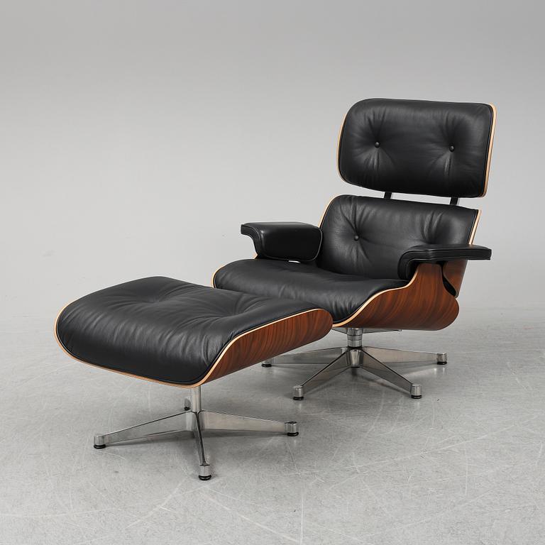 CHARLES & RAY EAMES, fåtölj med fotpall,  "Lounge Chair", Vitra, 2010-tal.