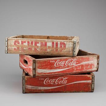 DRICKABACKAR, 3 st, Coca cola och 7 Up, omkring 1900-talets mitt.