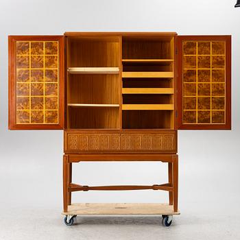 Skåp, Swedish Modern, sannolikt utfört av snickarmästare Hjalmar Jackson eller Hjalmar Wikström, Stockholm, 1940-tal.