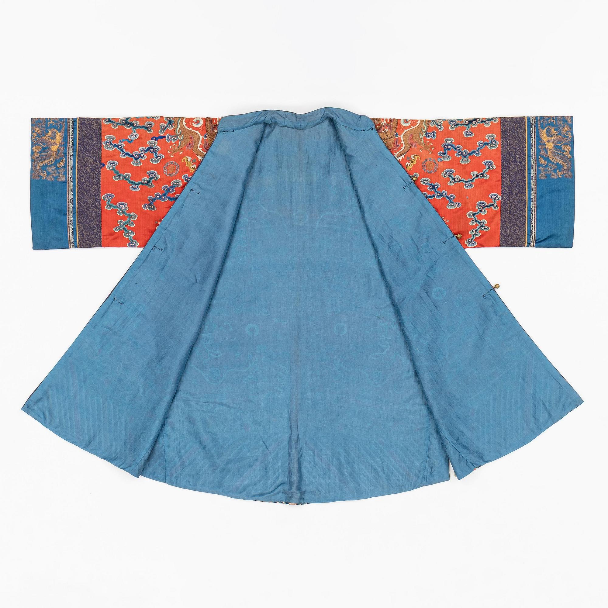 A Chinese embroidered silk robe, late Qing dynasty, 19th century.