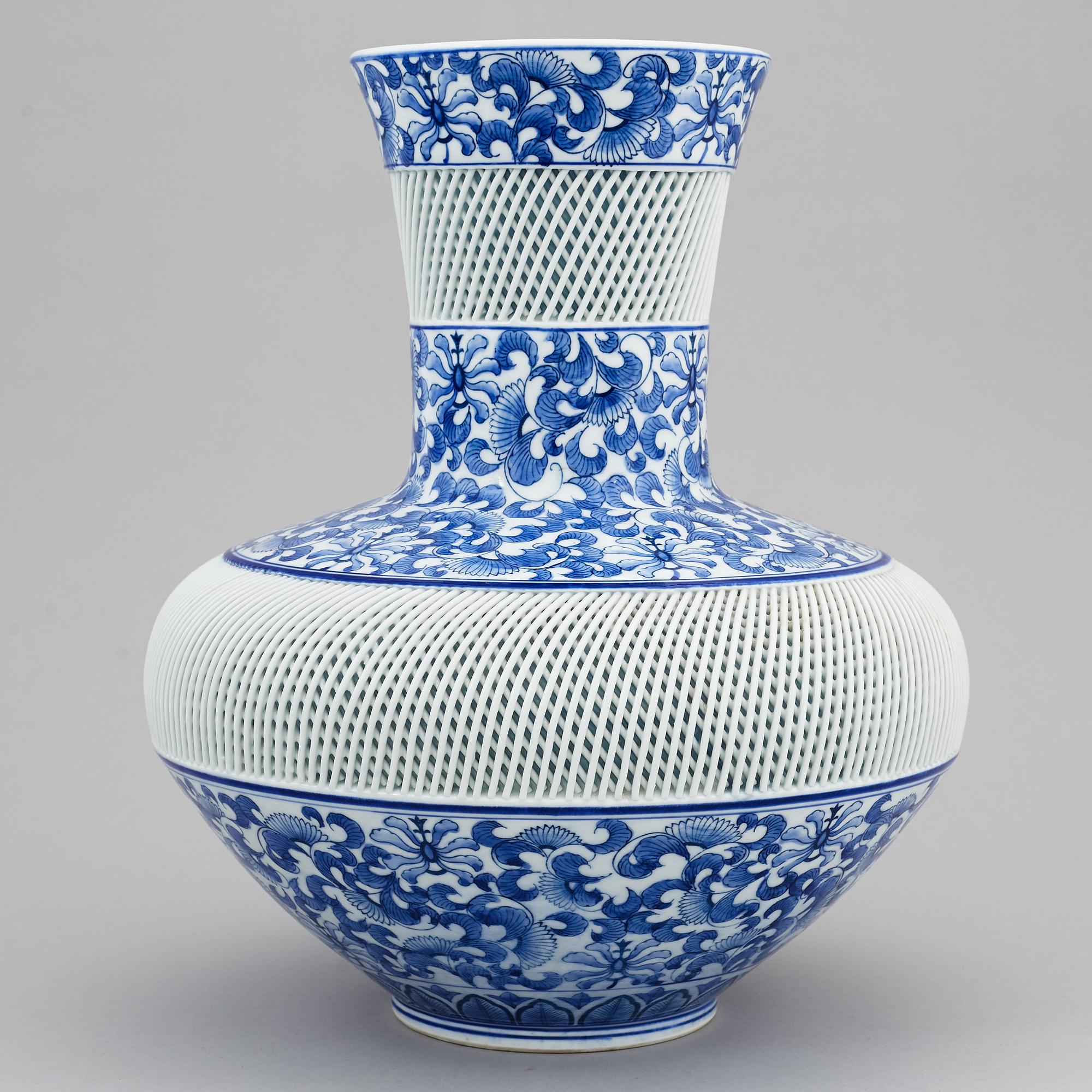 A large Japanese blue and white vase, 20th century.