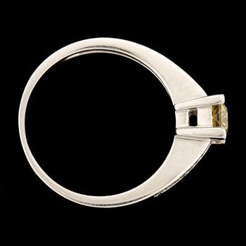 RING, 14k vitguld, gul diamant ca 0.5 ct, briljantslipade diamanter. Tot 3.5 g.