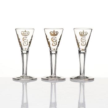 Plunta samt sex stycken spetsglas med Gustav IIIs monogram, Sverige, 1700-tal.