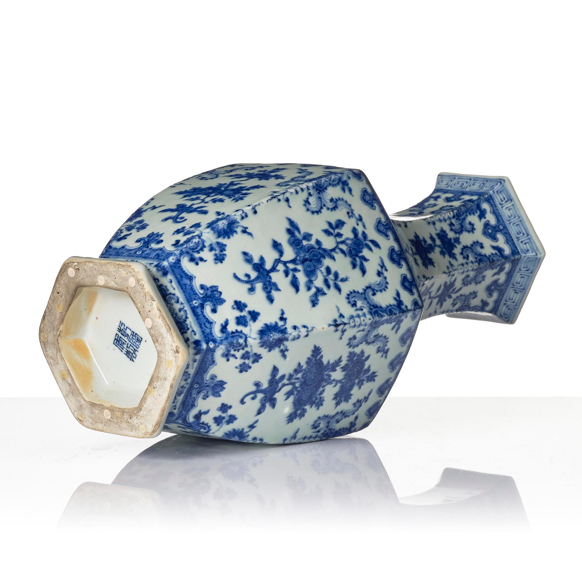 Vas, porslin. Qingdynasti, 1800-tal.