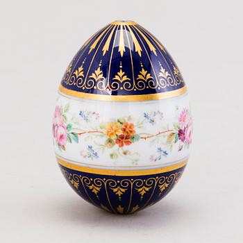 A Russian Easter porcelain egg from the time of Alexander I (1801-1825).