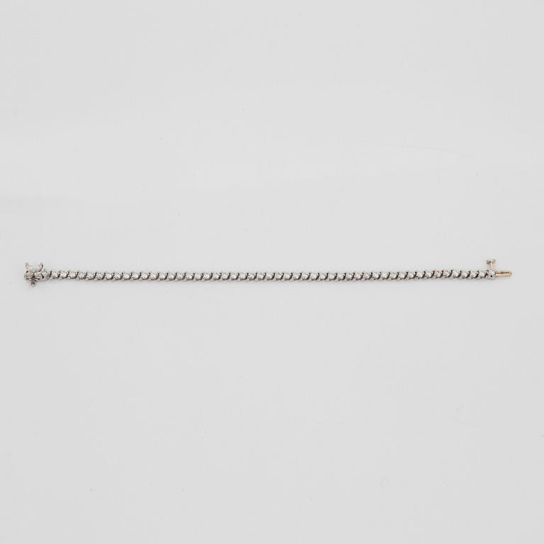 ARMBAND, Tiffany & Co, med briljant-och navetteslipade diamanter, cirka 3.40 ct.