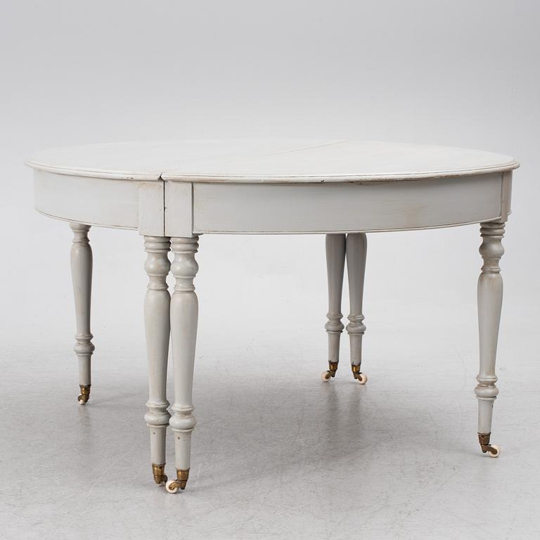 A late 19th century dining table.
