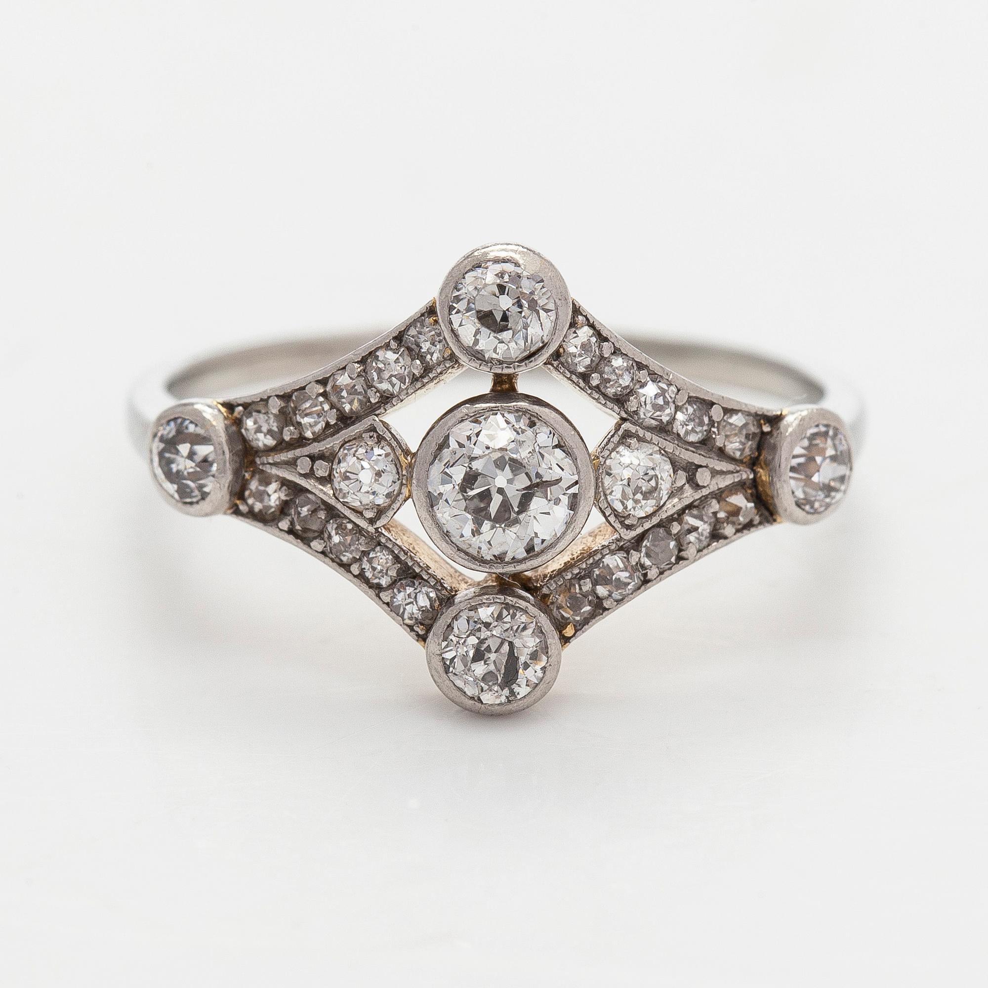 Ring, art deco, guld och gammalslipade diamanter.