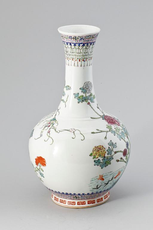 VAS, porslin, Kina 1900-tal.