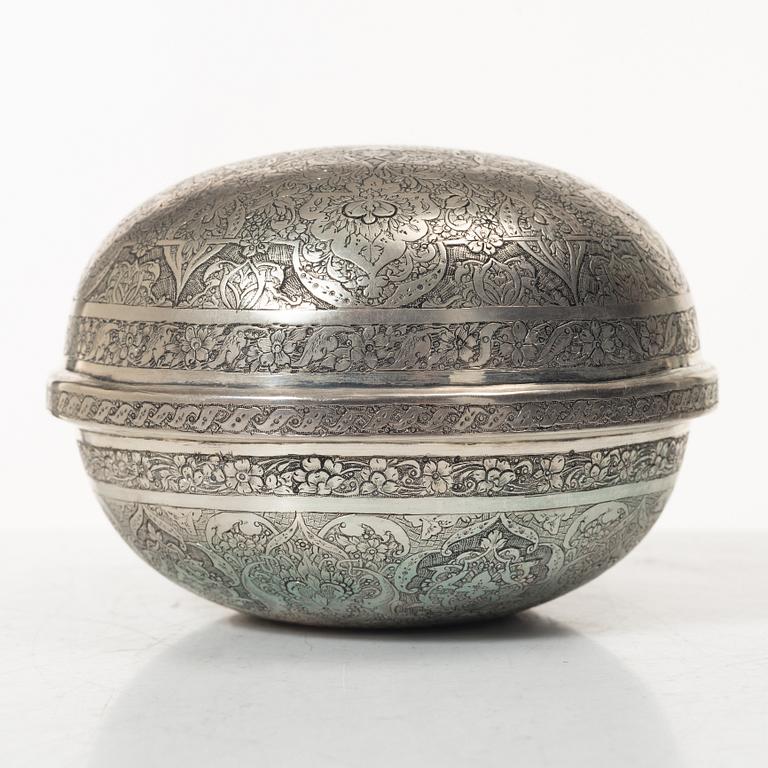 A mid 2oth century Persian silver box, mid-20th century. Total weight 189 grams.