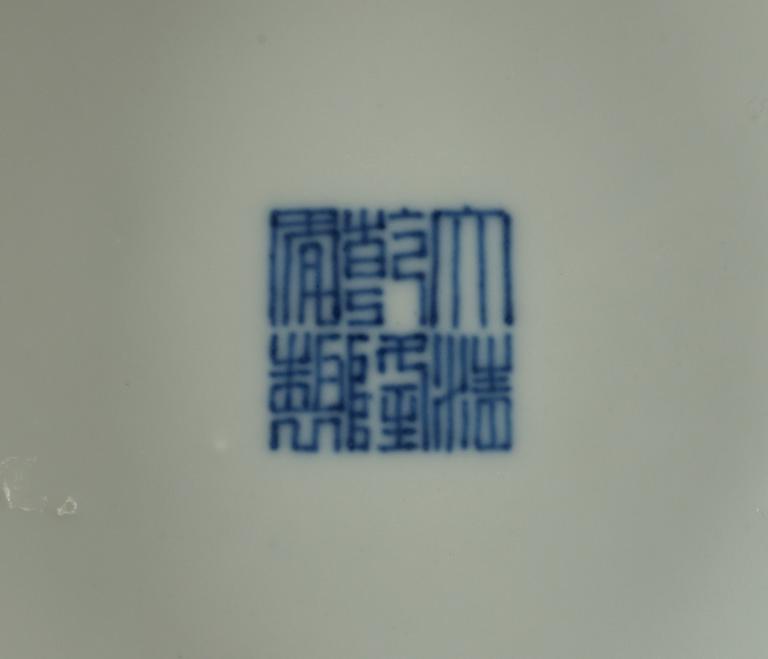 VAS, porslin. Qing dynastin, med Qianlongs sigillmärke.