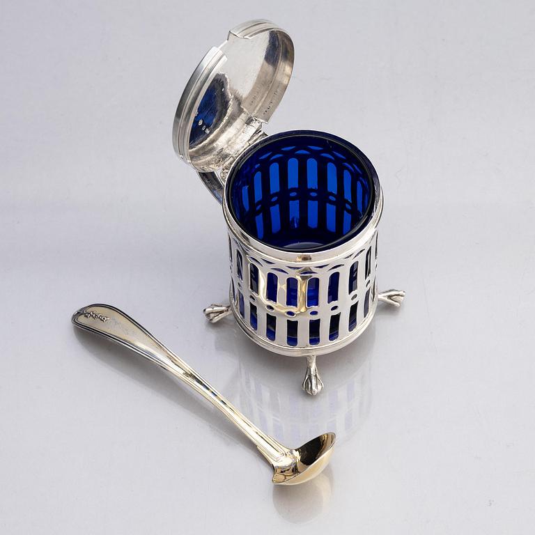 A Swedish 19th century silver mustard pot and spoon, mark of Pehr Zethelius, Stockholm 1807.