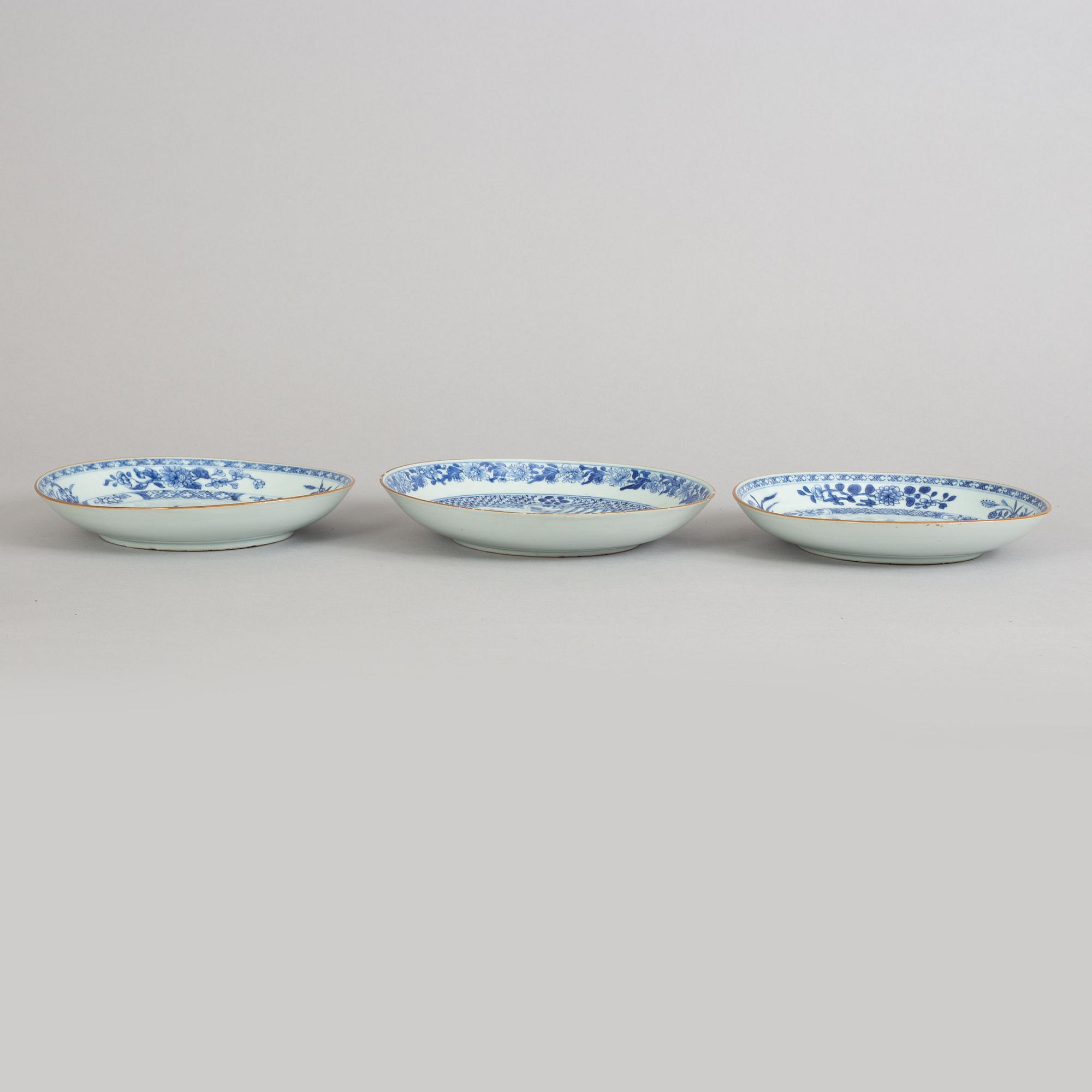 A set of 3 blue and white dishes (2+1), Qing dynasty, Qianlong (1736-95).