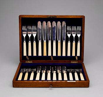 FISKBESTICK i SCHATULL, 24 delar, nysilver, Fattorini & Sons, England, tidigt 1900-tal.