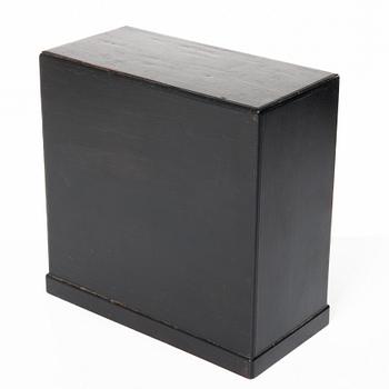 Miniatyrbyrå, trä, Japan, 1900-talets första hälft.